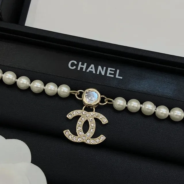 Colar Chanel CC Pérola Bege Corrente Dourada Cristal-Embellished Logo 6