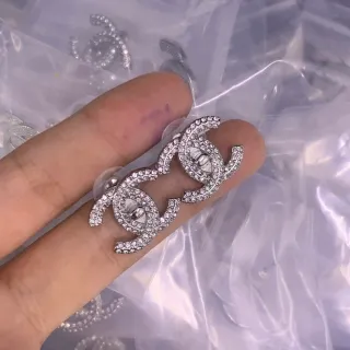 香奈儿 CC 银色水晶镶嵌连锁标志耳环