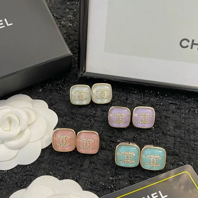 Chanel CC Stud Brincos de Ouro Branco Quadrado Madreperla Cara 2