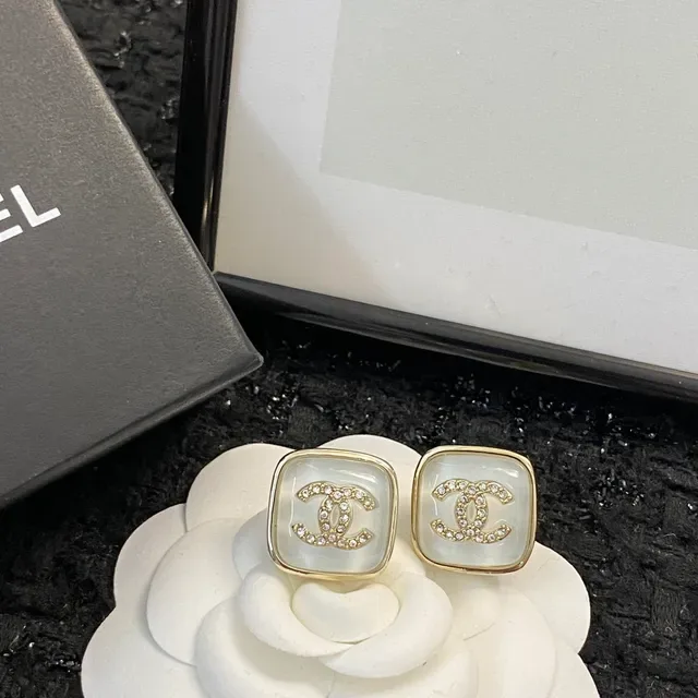 Chanel CC Stud Brincos de Ouro Branco Quadrado Madreperla Cara 3