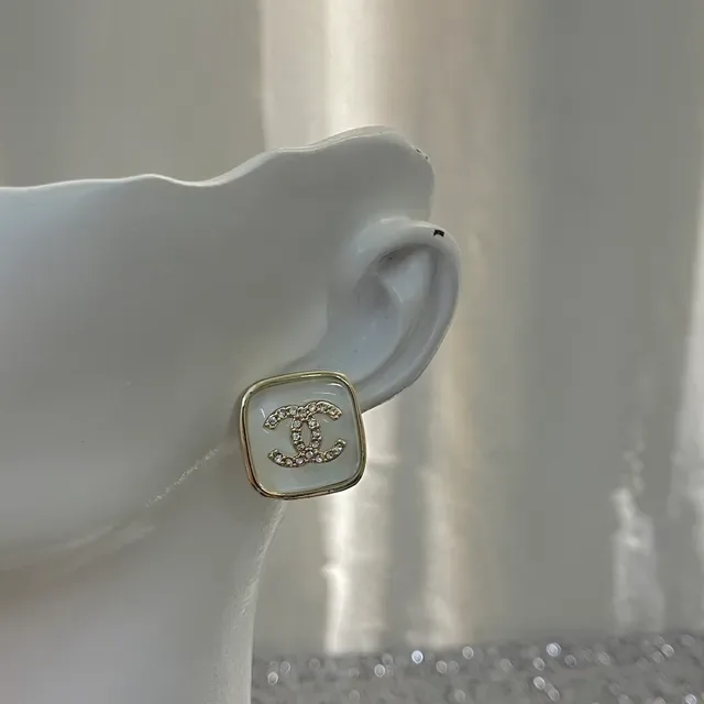 Chanel CC Stud Brincos de Ouro Branco Quadrado Madreperla Cara 4