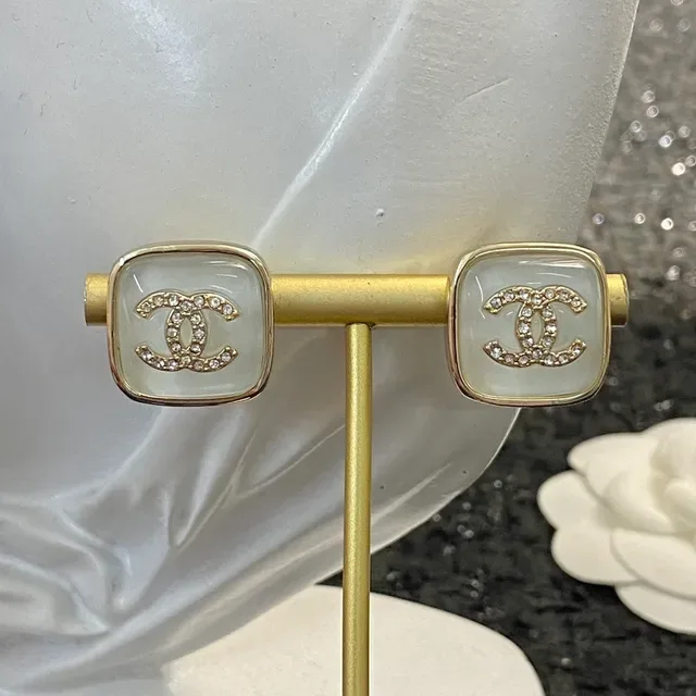 Chanel CC Stud Brincos de Ouro Branco Quadrado Madreperla Cara 5