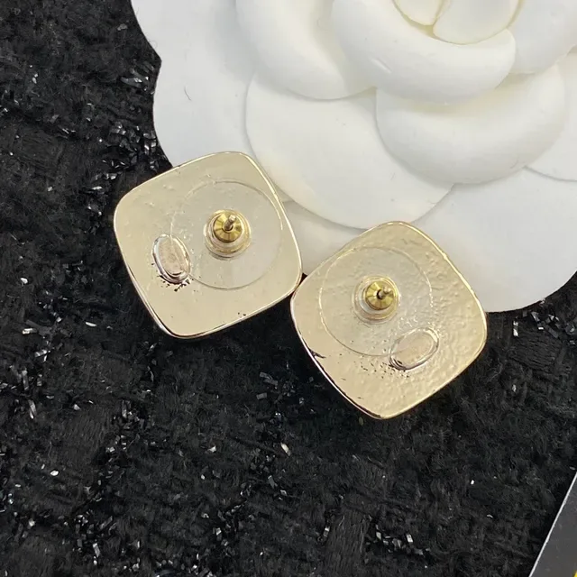 Chanel CC Stud Brincos de Ouro Branco Quadrado Madreperla Cara 6