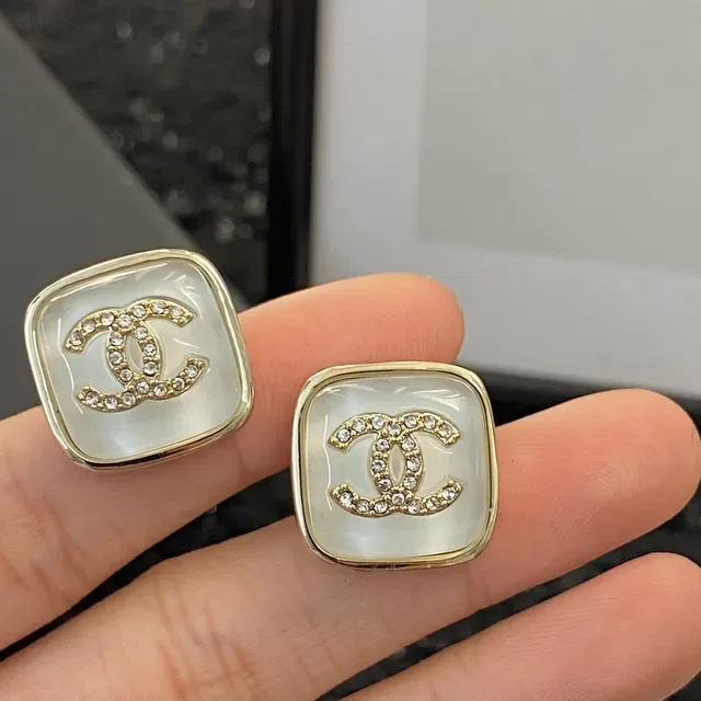 Chanel CC Stud Brincos de Ouro Branco Quadrado Madreperla Cara 7