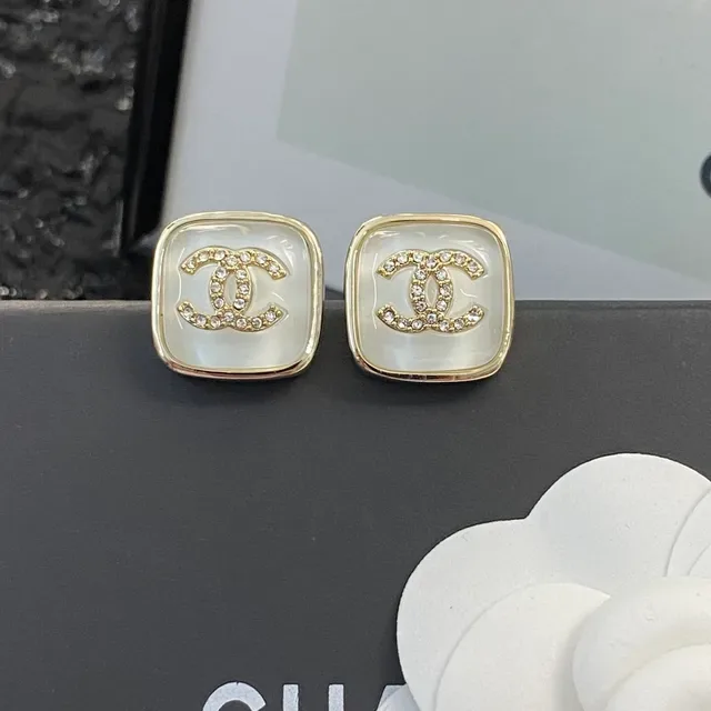 Chanel CC Stud Brincos de Ouro Branco Quadrado Madreperla Cara 8