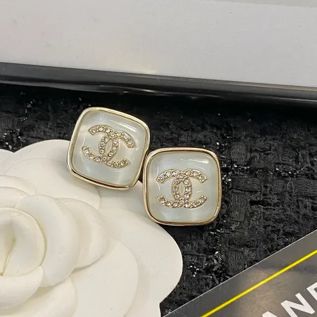 Chanel CC Stud Brincos de Ouro Branco Quadrado Madreperla Cara 9