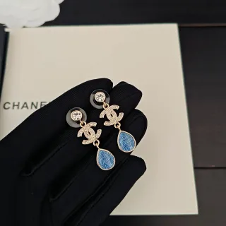 Chanel CC टियर ड्रॉप गोल्ड ब्लू इंटरलॉकिंग मोटिफ पेवे क्रिस्टल डिटेलिंग कान की मणियाँ