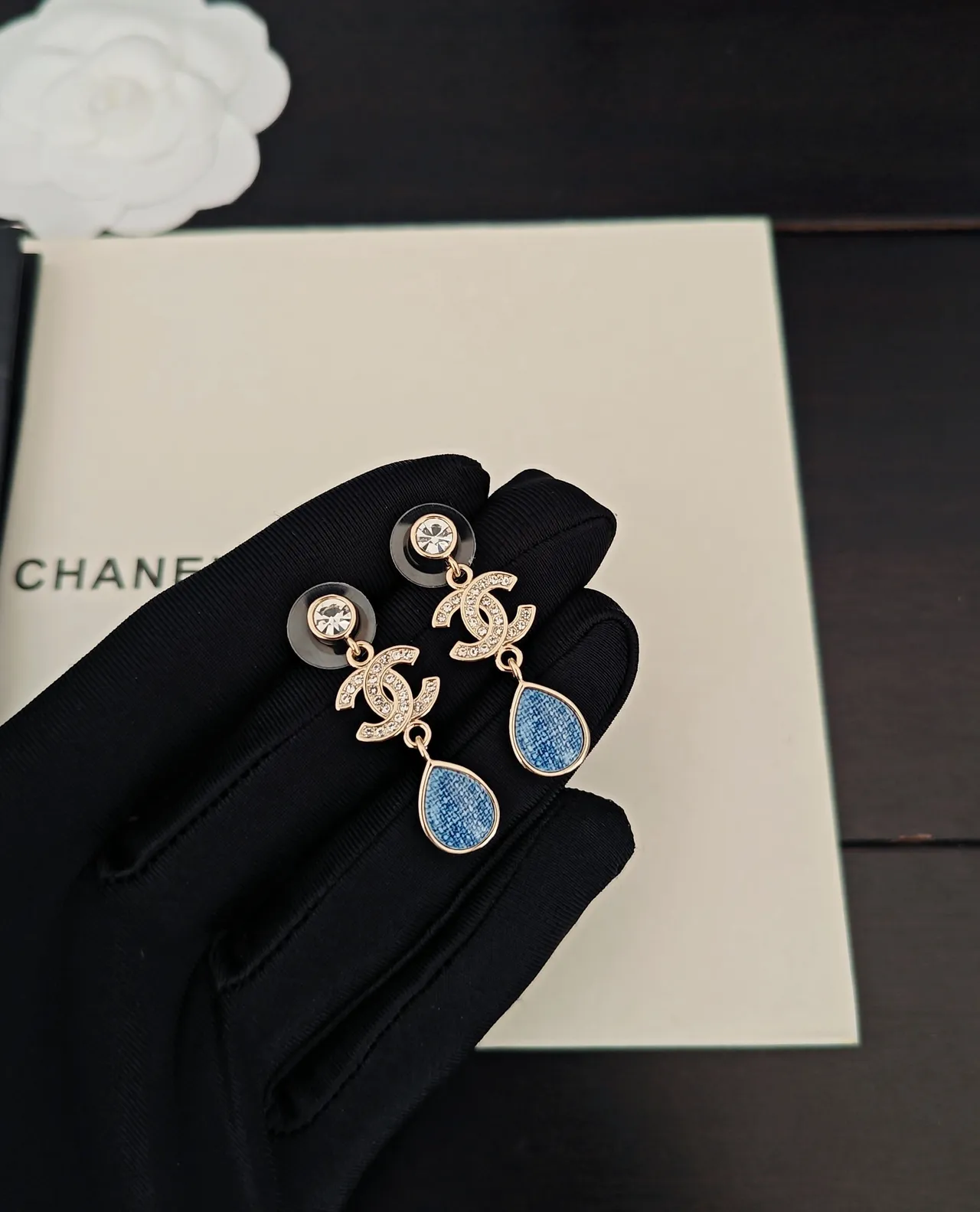 Chanel CC टियर ड्रॉप गोल्ड ब्लू इंटरलॉकिंग मोटिफ पेवे क्रिस्टल डिटेलिंग कान की मणियाँ 2
