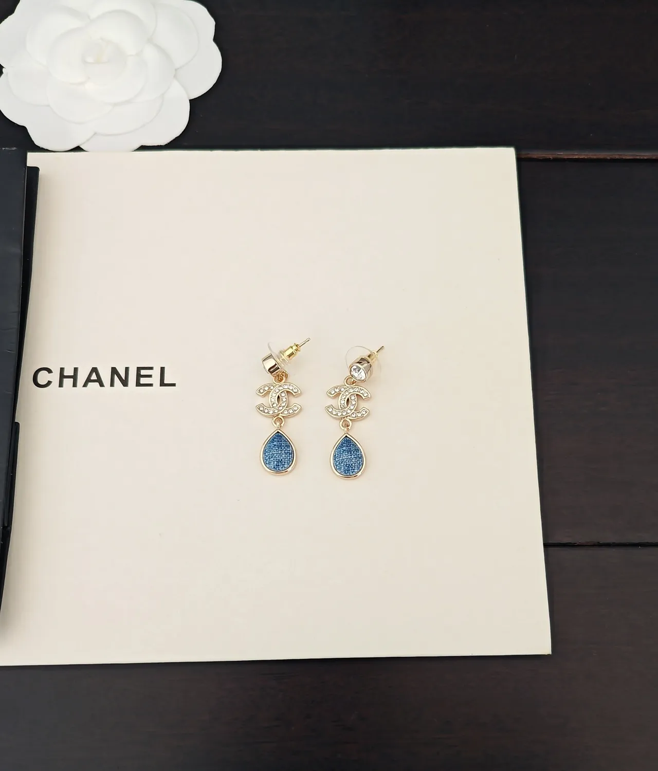 Chanel CC टियर ड्रॉप गोल्ड ब्लू इंटरलॉकिंग मोटिफ पेवे क्रिस्टल डिटेलिंग कान की मणियाँ 5