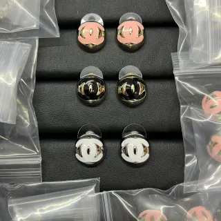 Chanel Classic CC स्टड पिंक गोल्ड राउंड इनामेल चेहरा ईयरिंग्स