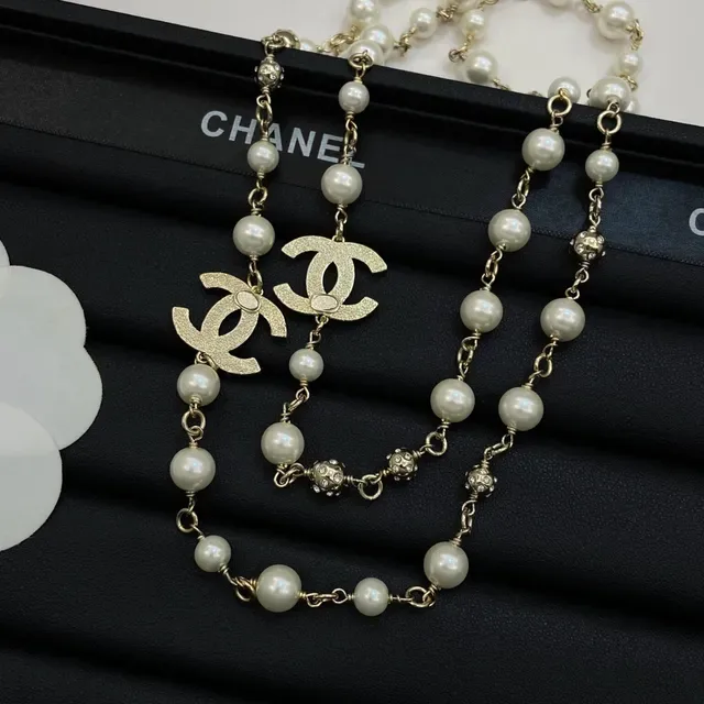 Colar Chanel Clássico de Pérolas Corrente Beige Gold Cristal-Embellished CC Logo 2
