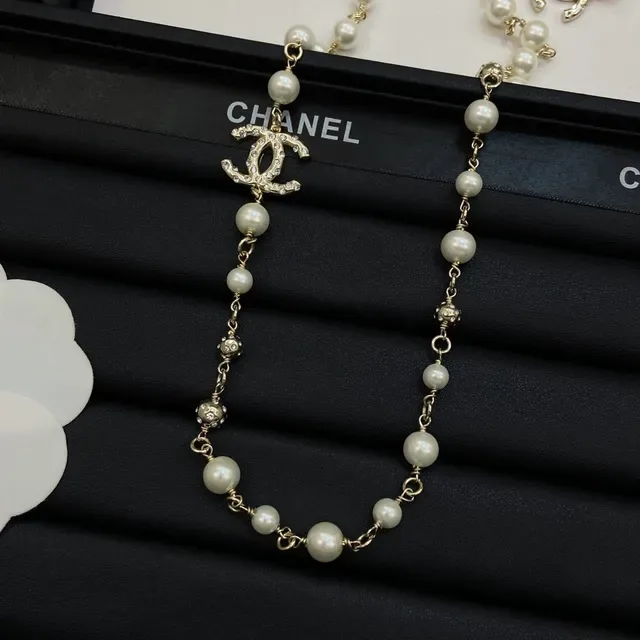 Colar Chanel Clássico de Pérolas Corrente Beige Gold Cristal-Embellished CC Logo 3