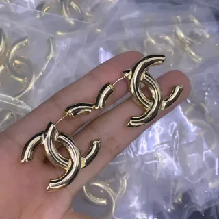 Chanel Double C Hoop सोने नक्काशीदार ट्यूबुलर इंटरलॉकिंग ईयरिंग्स