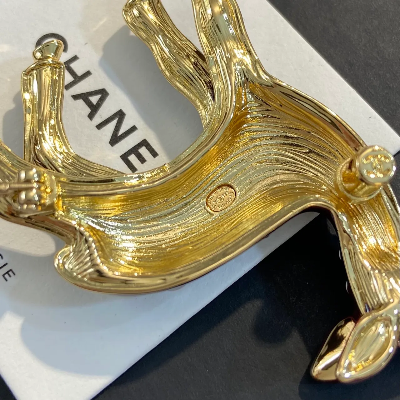 Broche Chanel Fawn Bourgogne Blanc Émail Motif à pois 2