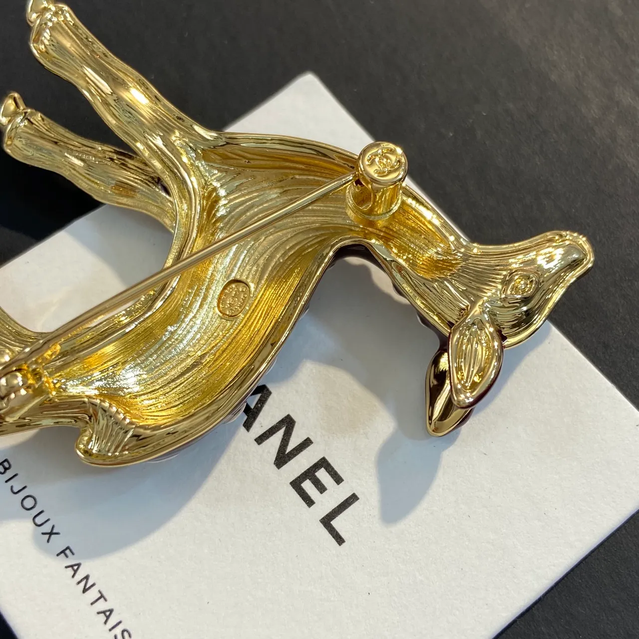 Broche Chanel Fawn Bourgogne Blanc Émail Motif à pois 3