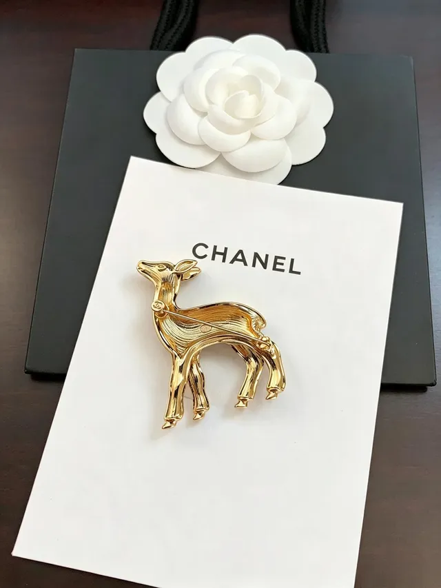 Broche Chanel Fawn Bourgogne Blanc Émail Motif à pois 4