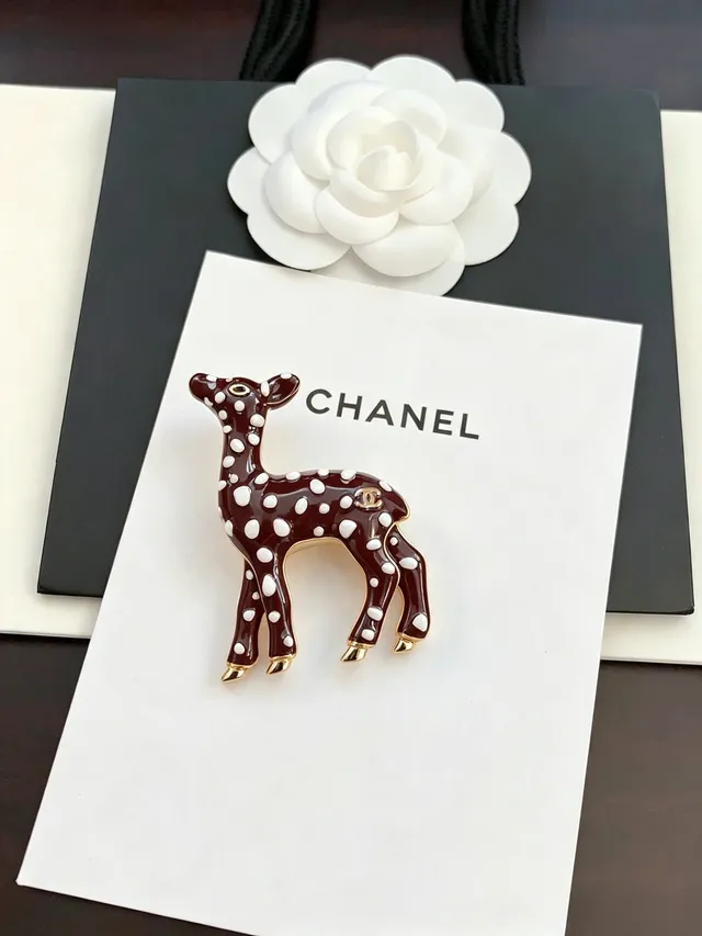 Broche Chanel Fawn Bourgogne Blanc Émail Motif à pois 5