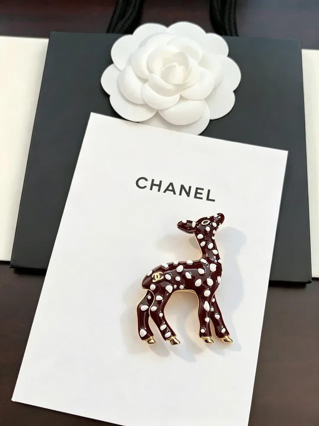 Broche Chanel Fawn Bourgogne Blanc Émail Motif à pois 6
