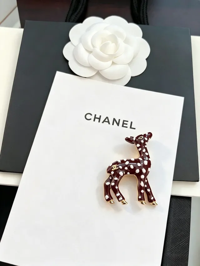 Broche Chanel Fawn Bourgogne Blanc Émail Motif à pois 7
