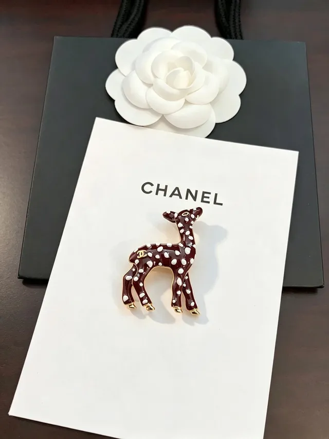 Broche Chanel Fawn Bourgogne Blanc Émail Motif à pois 8