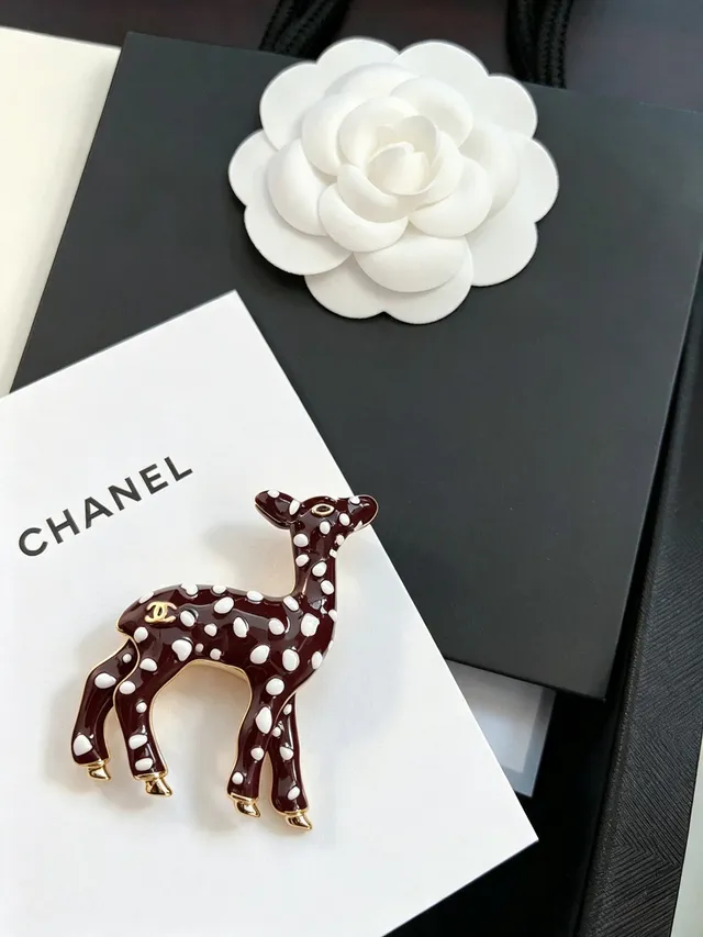 Broche Chanel Fawn Bourgogne Blanc Émail Motif à pois 9