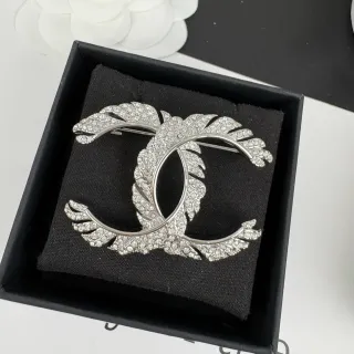 Chanel পালক CC ক্রিস্টাল ব্রোচ