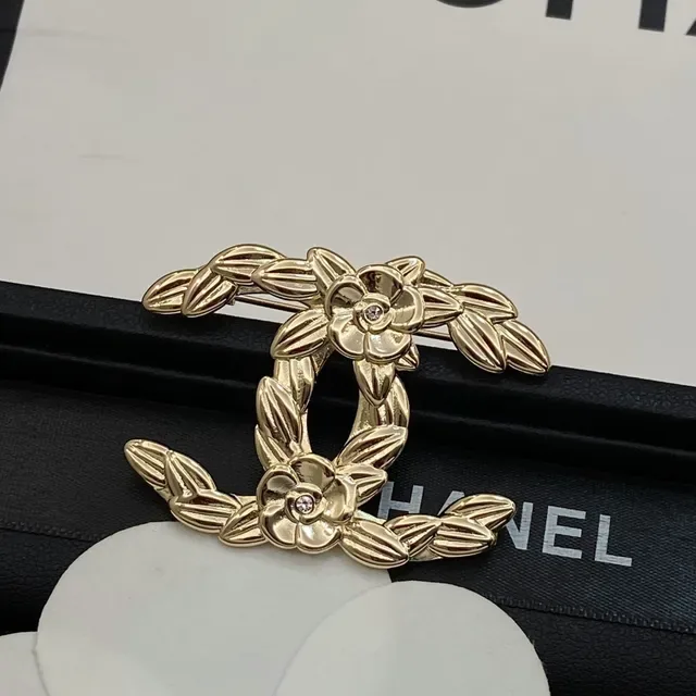 Chanel Broche Floral CC Logo Cristal Doré 4
