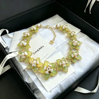 Chanel फूल एनामेल और मोती स्टेटमेंट नेकलेस