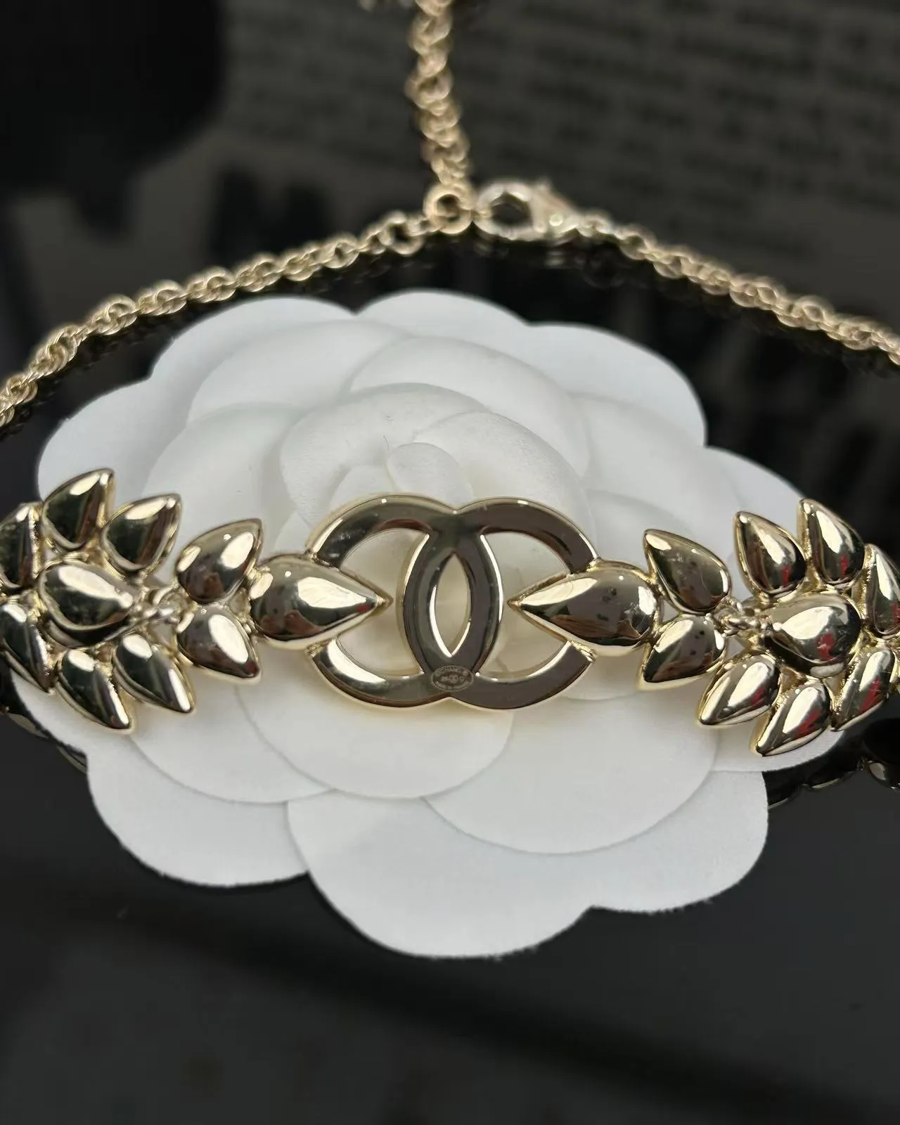 Chanel Collier d'or beige de métal Pavé cristal embellissement 2