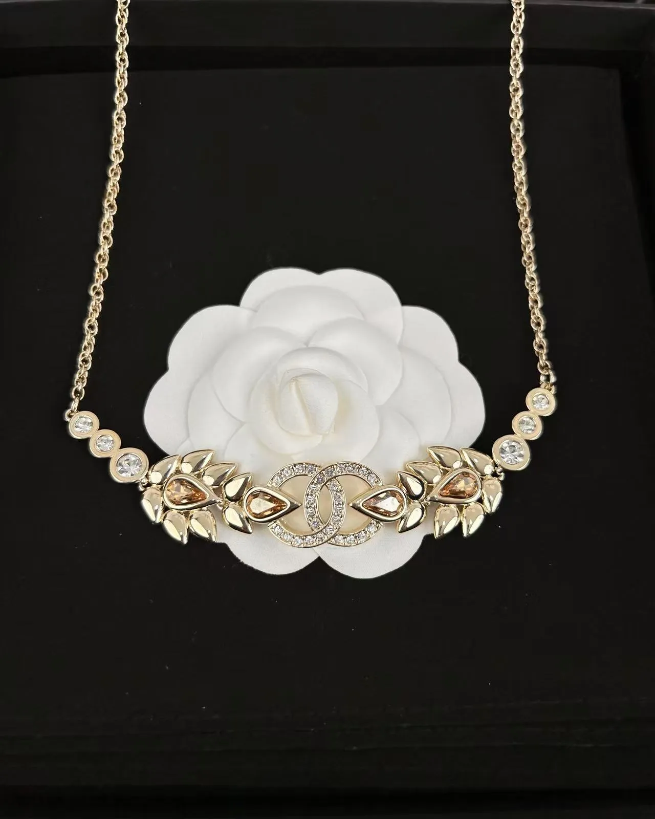 Chanel Collier d'or beige de métal Pavé cristal embellissement 3