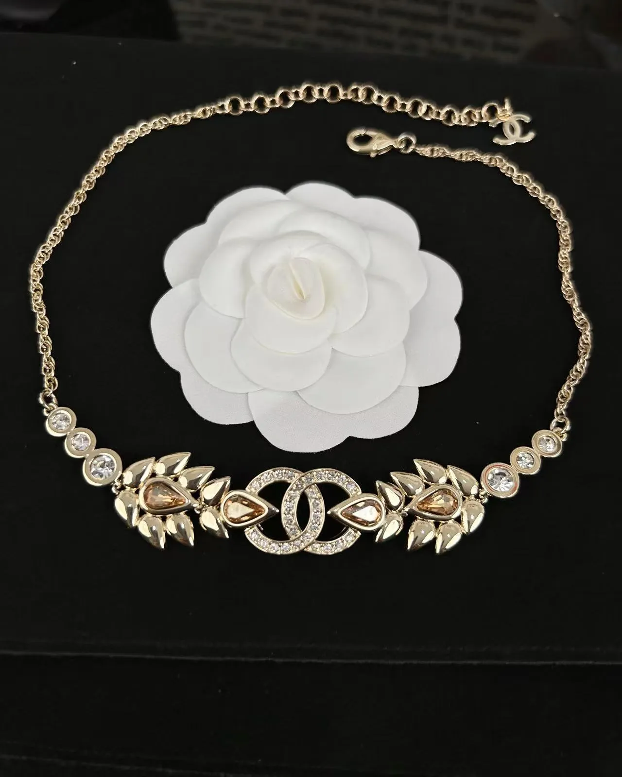 Chanel Collier d'or beige de métal Pavé cristal embellissement 5