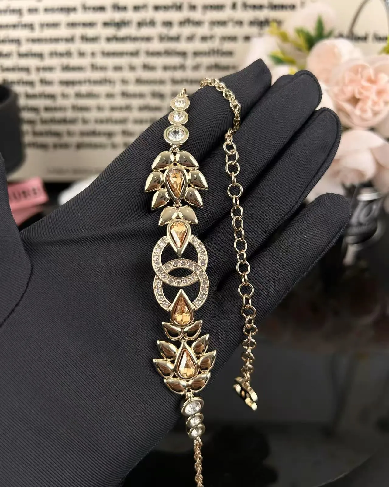 Chanel Collier d'or beige de métal Pavé cristal embellissement 6