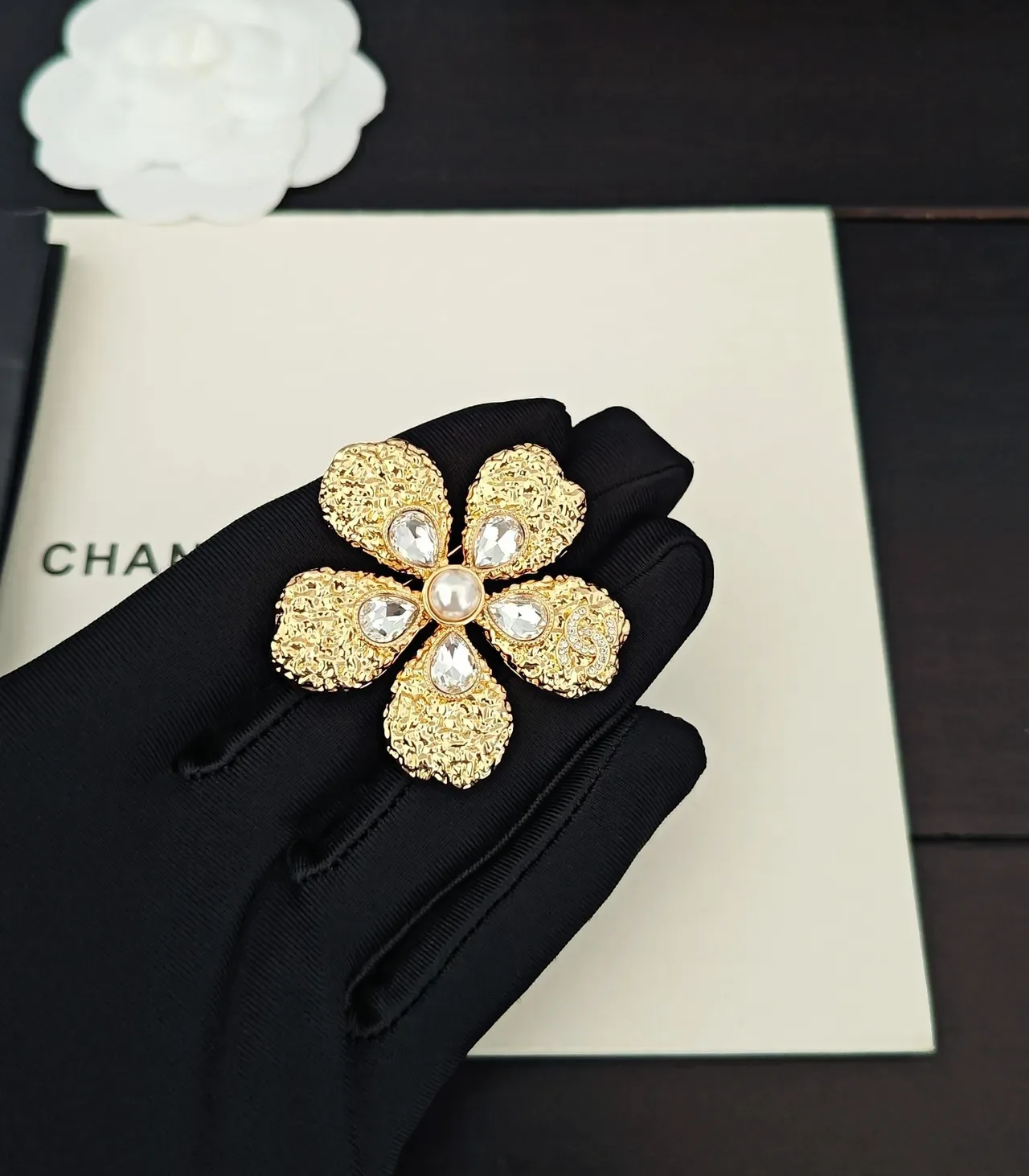 Chanel Broche Camélia Cristal et Perle doré 2
