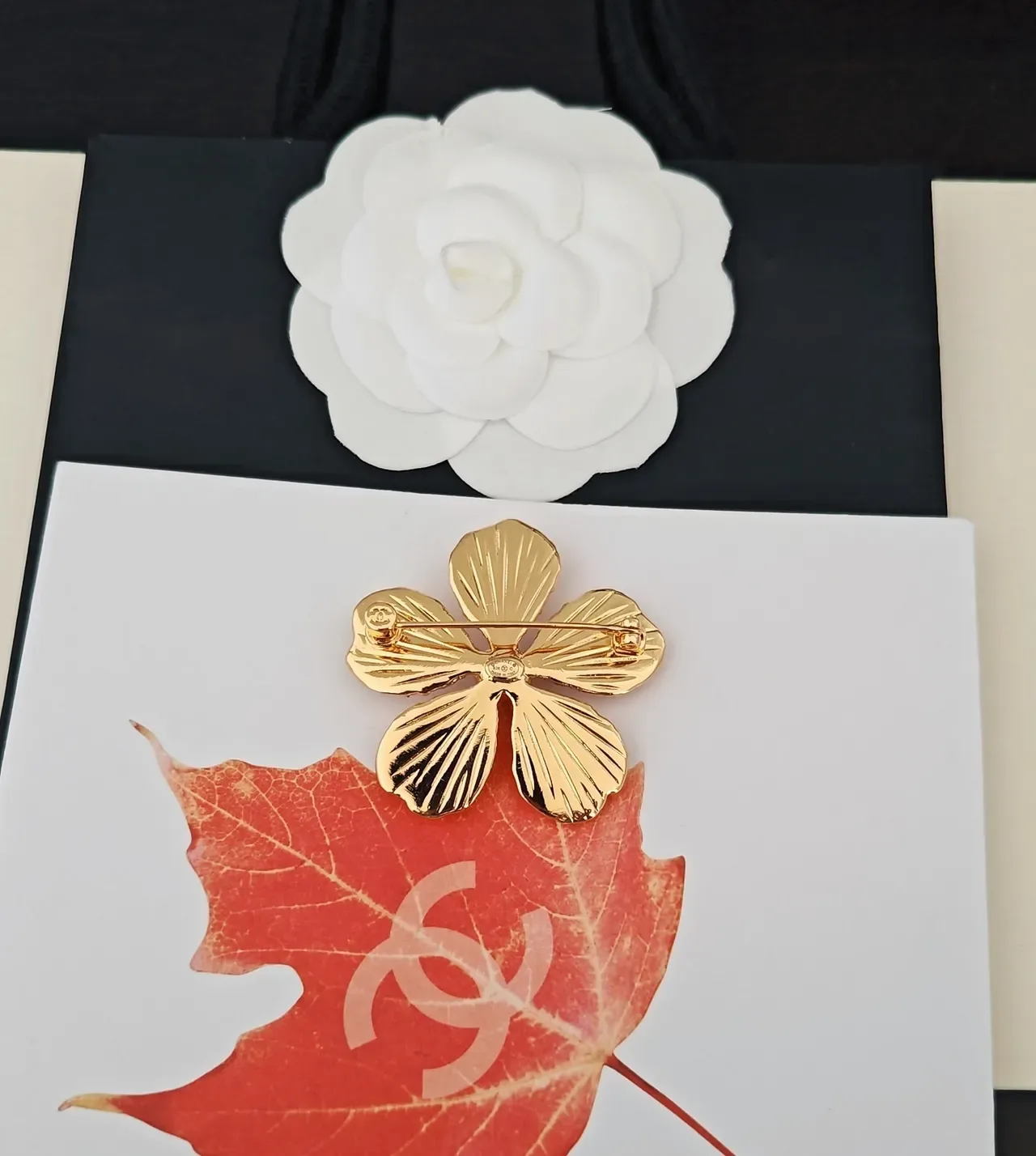 Chanel Broche Camélia Cristal et Perle doré 3
