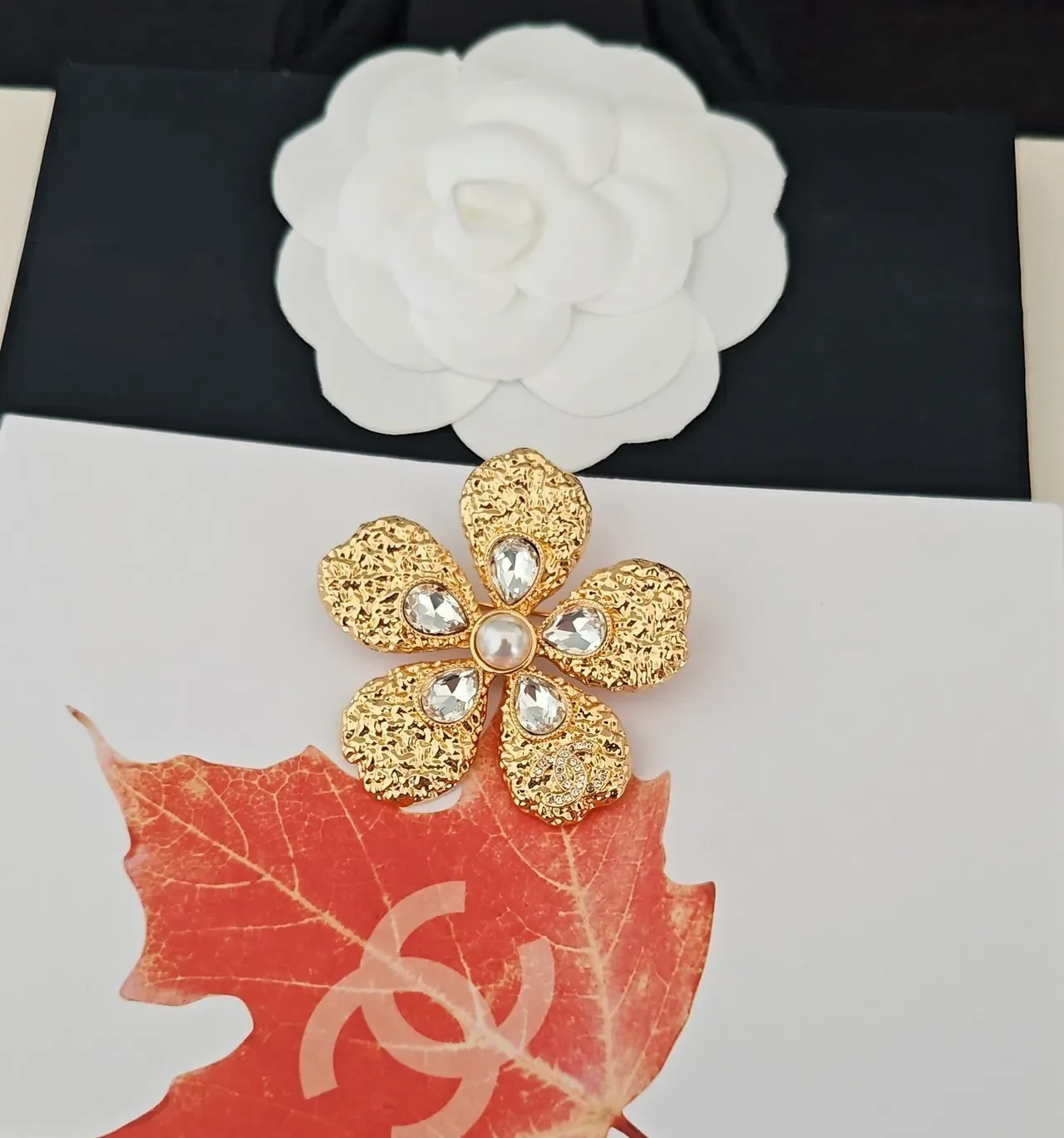 Chanel Broche Camélia Cristal et Perle doré 4