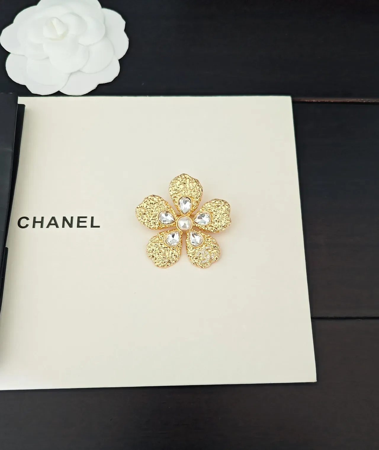 Chanel Broche Camélia Cristal et Perle doré 5