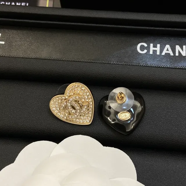 Chanel Collier Forme de Cœur Cristal Pavé et Perles Noires 2