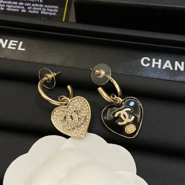 Chanel Collier Forme de Cœur Cristal Pavé et Perles Noires 3