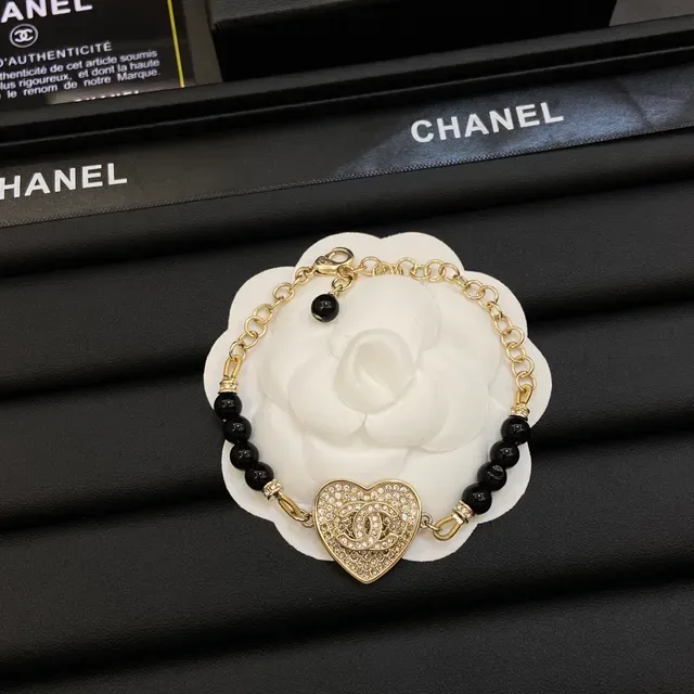 Chanel Collier Forme de Cœur Cristal Pavé et Perles Noires 4