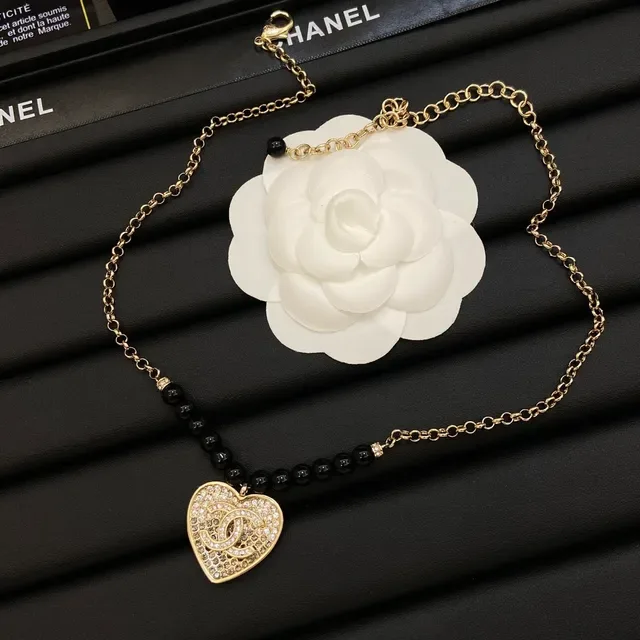 Chanel Collier Forme de Cœur Cristal Pavé et Perles Noires 5