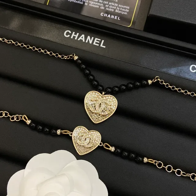 Chanel Collier Forme de Cœur Cristal Pavé et Perles Noires 6
