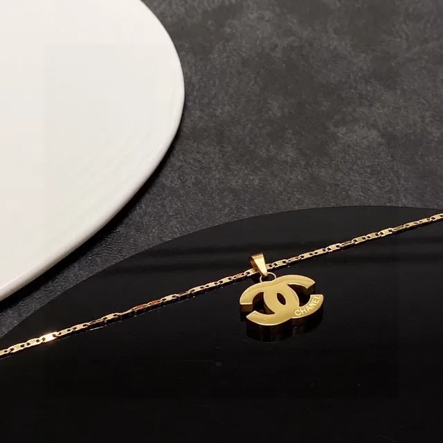 Chanel Interlocking CC Logo Collier pendentif ton doré 4