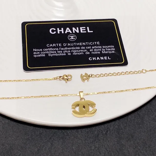 Chanel Interlocking CC Logo Collier pendentif ton doré 6