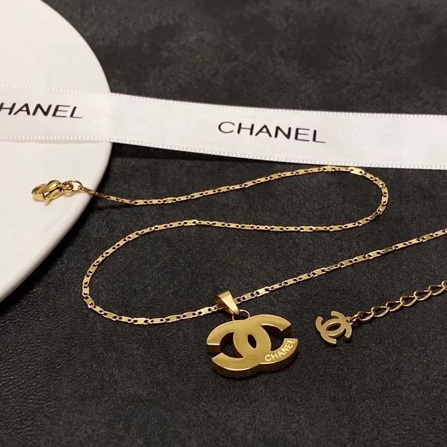 Chanel Interlocking CC Logo Collier pendentif ton doré 7
