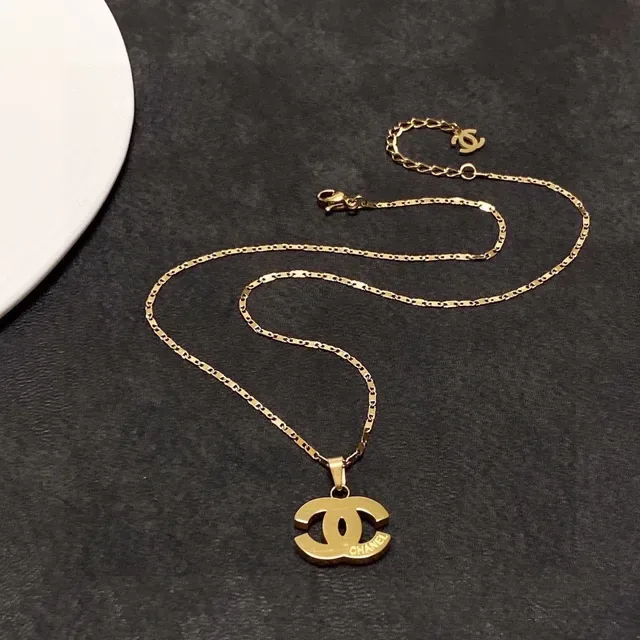 Chanel Interlocking CC Logo Collier pendentif ton doré 8
