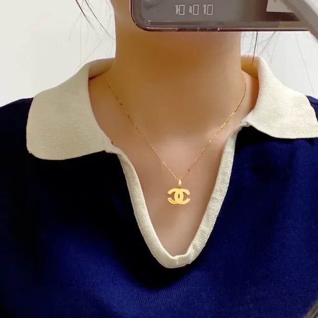 Chanel Interlocking CC Logo Collier pendentif ton doré 9
