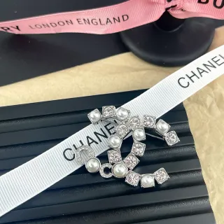Chanel Interlocking CC Broche de perlas y cristales