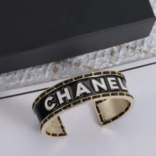 Chanel Logo Cuff काला एनामेल और गोल्ड-टोन कंगन