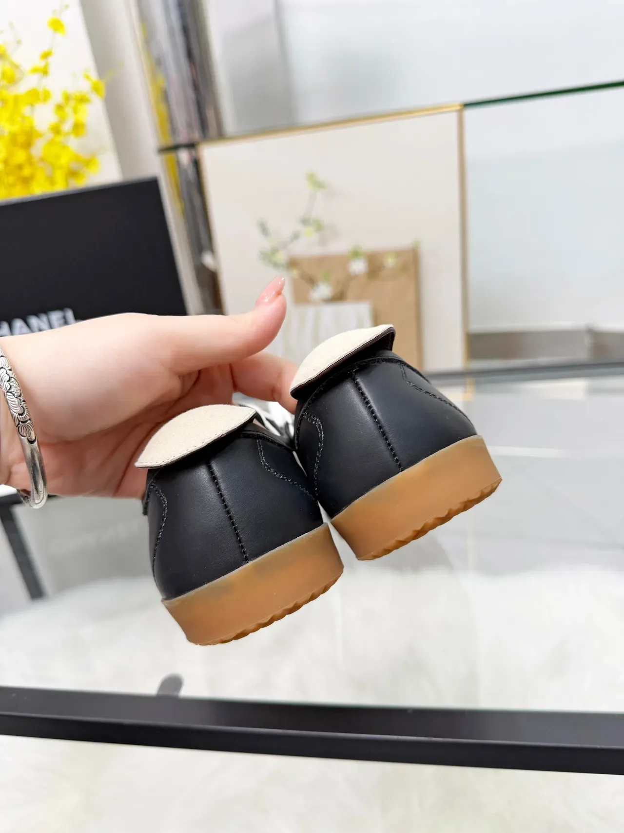 Chanel Logo Sneakers Noir et Blanc Suède Lifestyle 2