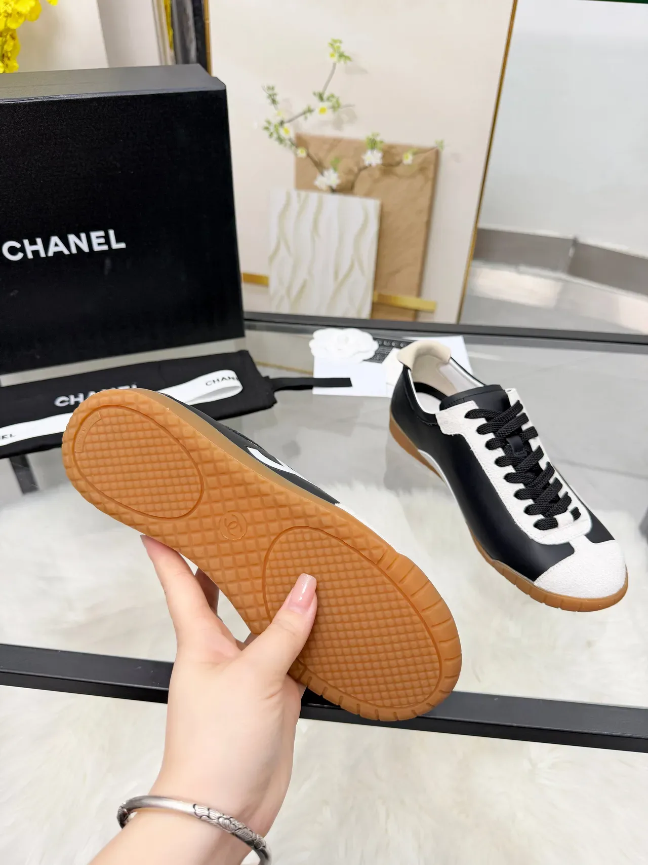 Chanel Logo Sneakers Noir et Blanc Suède Lifestyle 3